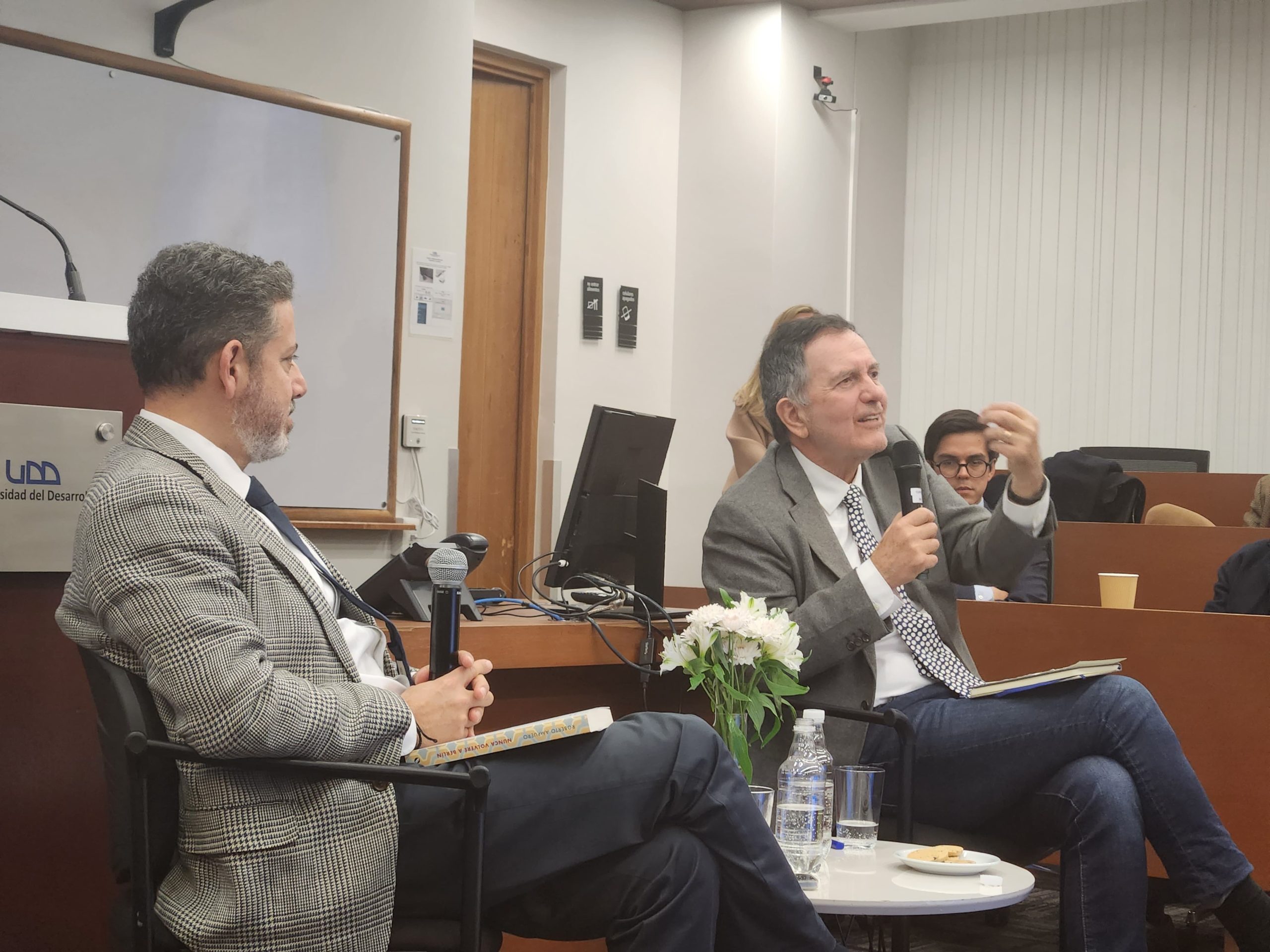 Roberto Ampuero lanza su libro